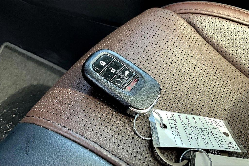 Honda Pilot Elite AWD 2025