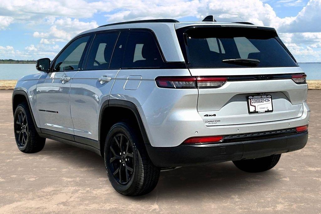 Jeep Grand Cherokee Laredo 4WD 2024