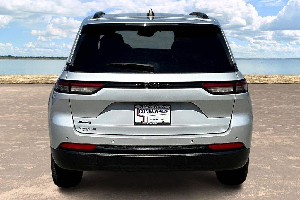 Jeep Grand Cherokee Laredo 4WD 2024