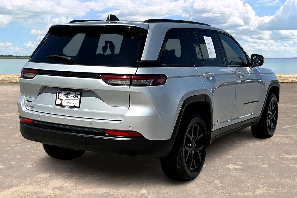 Jeep Grand Cherokee Laredo 4WD 2024