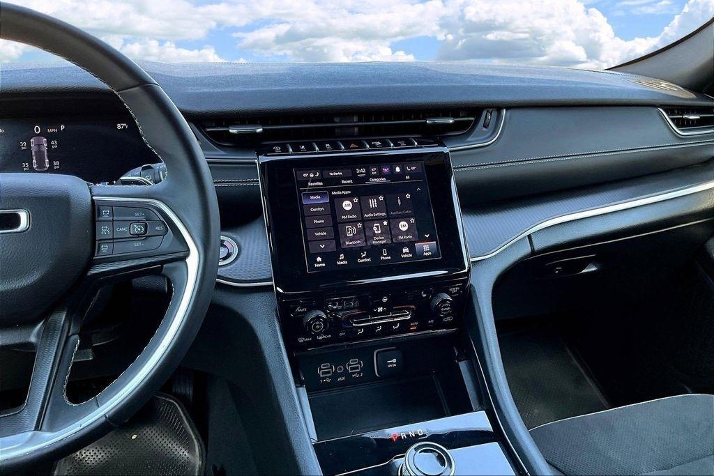 Jeep Grand Cherokee Laredo 4WD 2024