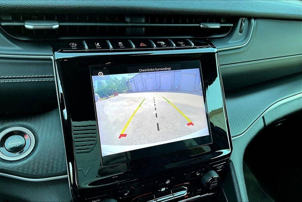 Jeep Grand Cherokee Laredo 4WD 2024