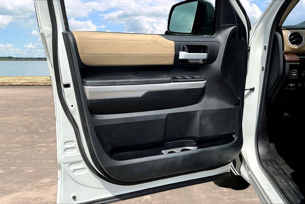 Toyota Tundra Limited 5.7L FFV CrewMax 4WD 2017