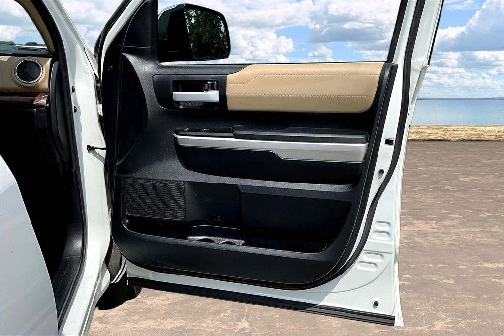 Toyota Tundra Limited 5.7L FFV CrewMax 4WD 2017