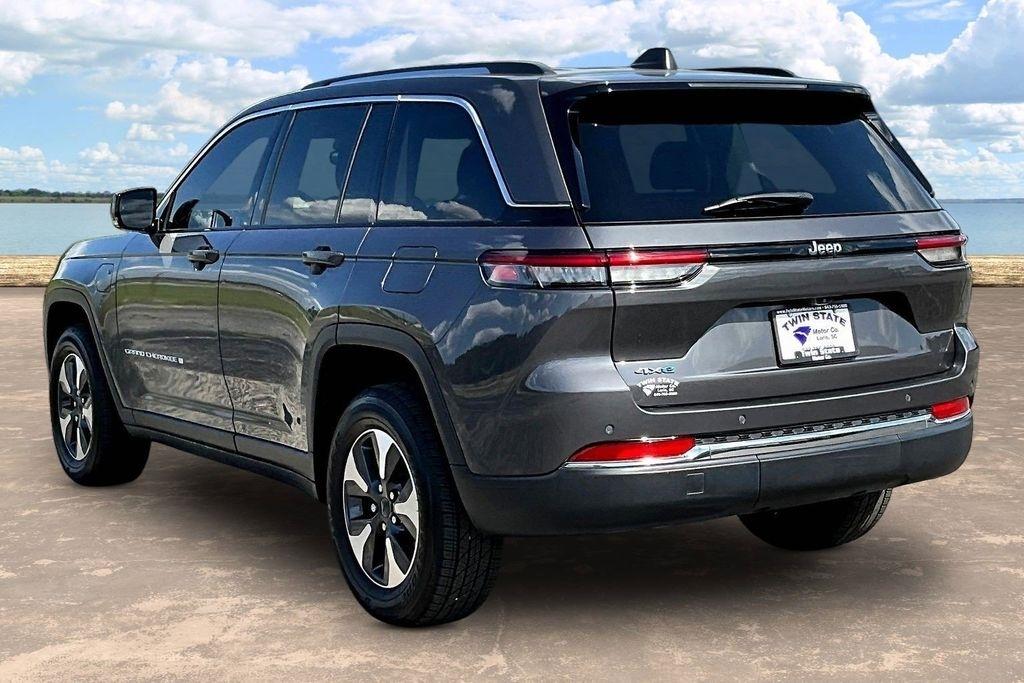 View vehicle photo 4