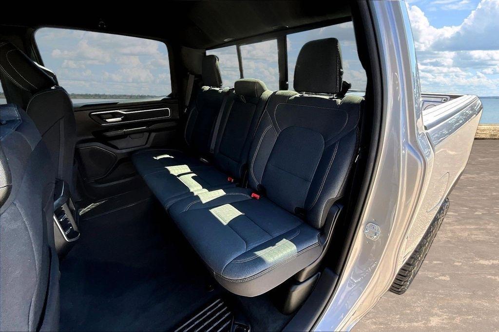 RAM 1500 Big Horn Crew Cab SWB 4WD 2022