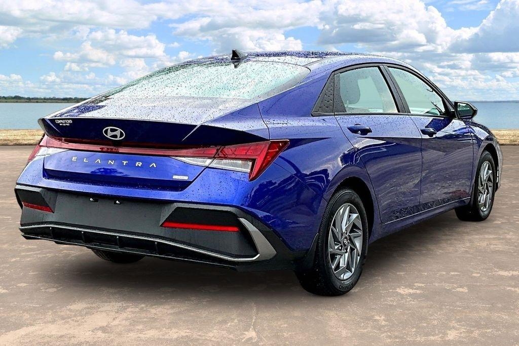 Hyundai Elantra Blue Hybrid 2024