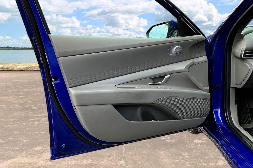 Hyundai Elantra Blue Hybrid 2024