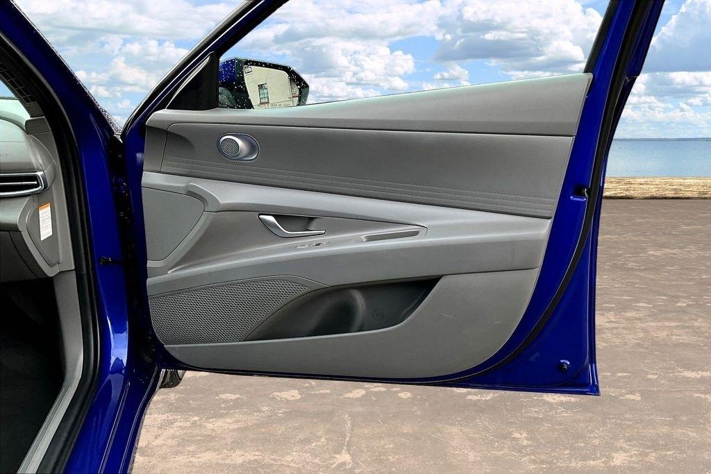 Hyundai Elantra Blue Hybrid 2024