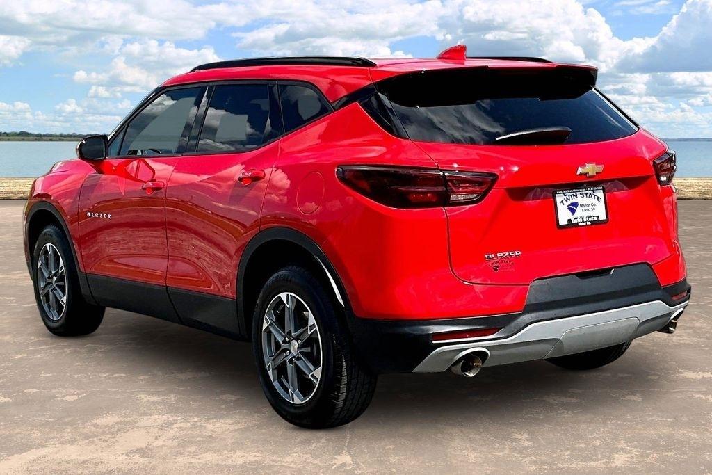 View vehicle photo 4