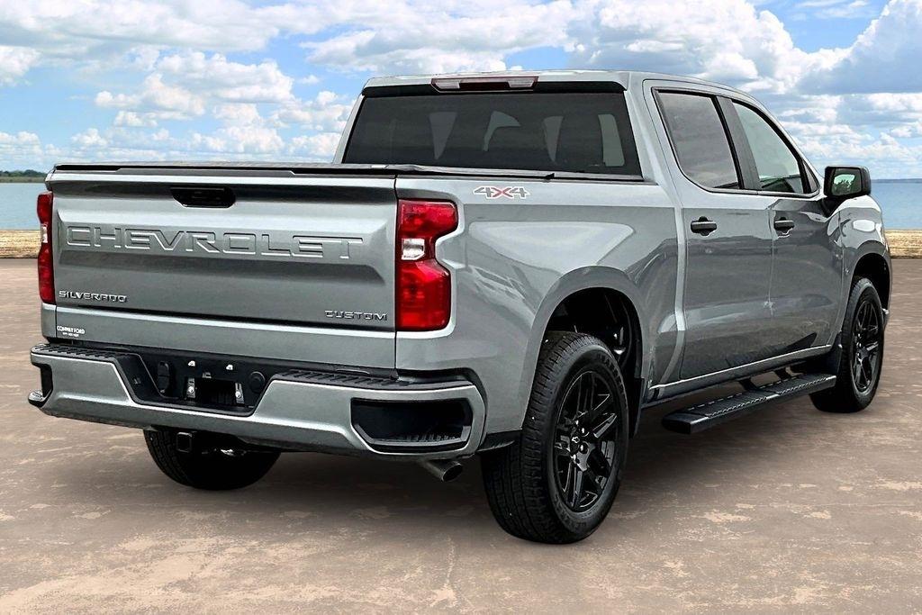Chevrolet Silverado 1500 Custom Crew Cab 4WD 2026