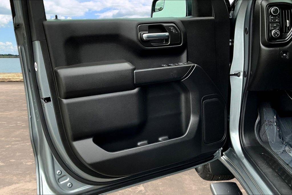 Chevrolet Silverado 1500 Custom Crew Cab 4WD 2026