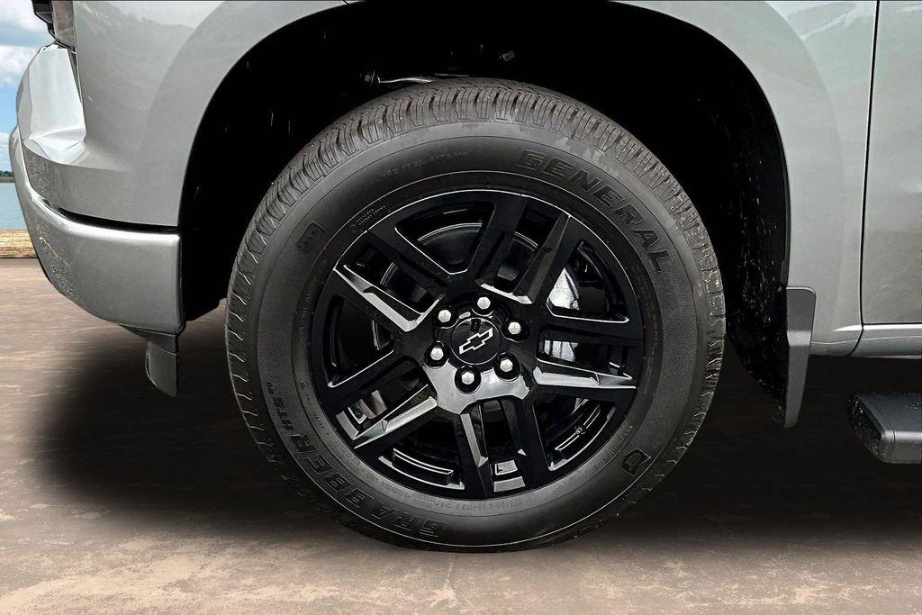 Chevrolet Silverado 1500 Custom Crew Cab 4WD 2026
