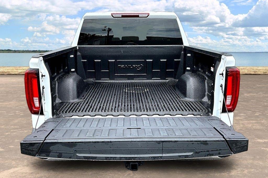 GMC Sierra 1500 SLT Crew Cab 4WD 2026