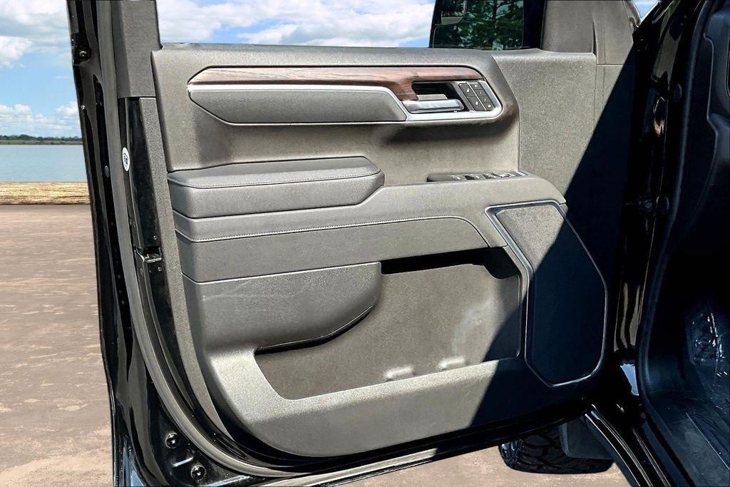GMC Sierra 1500 SLT Crew Cab 4WD 2026