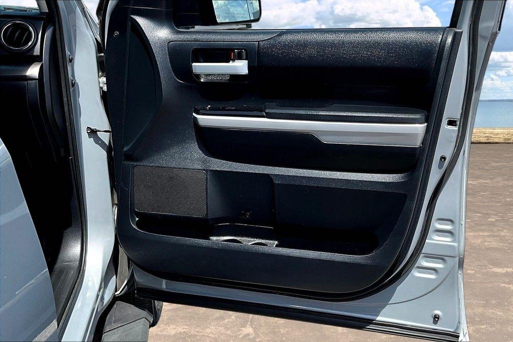 Toyota Tundra SR5 5.7L V8 FFV CrewMax 4WD 2018