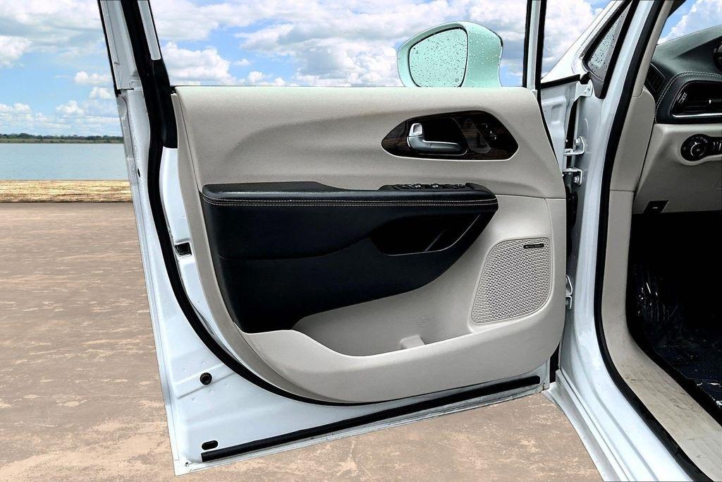 Chrysler Pacifica Limited AWD 2022