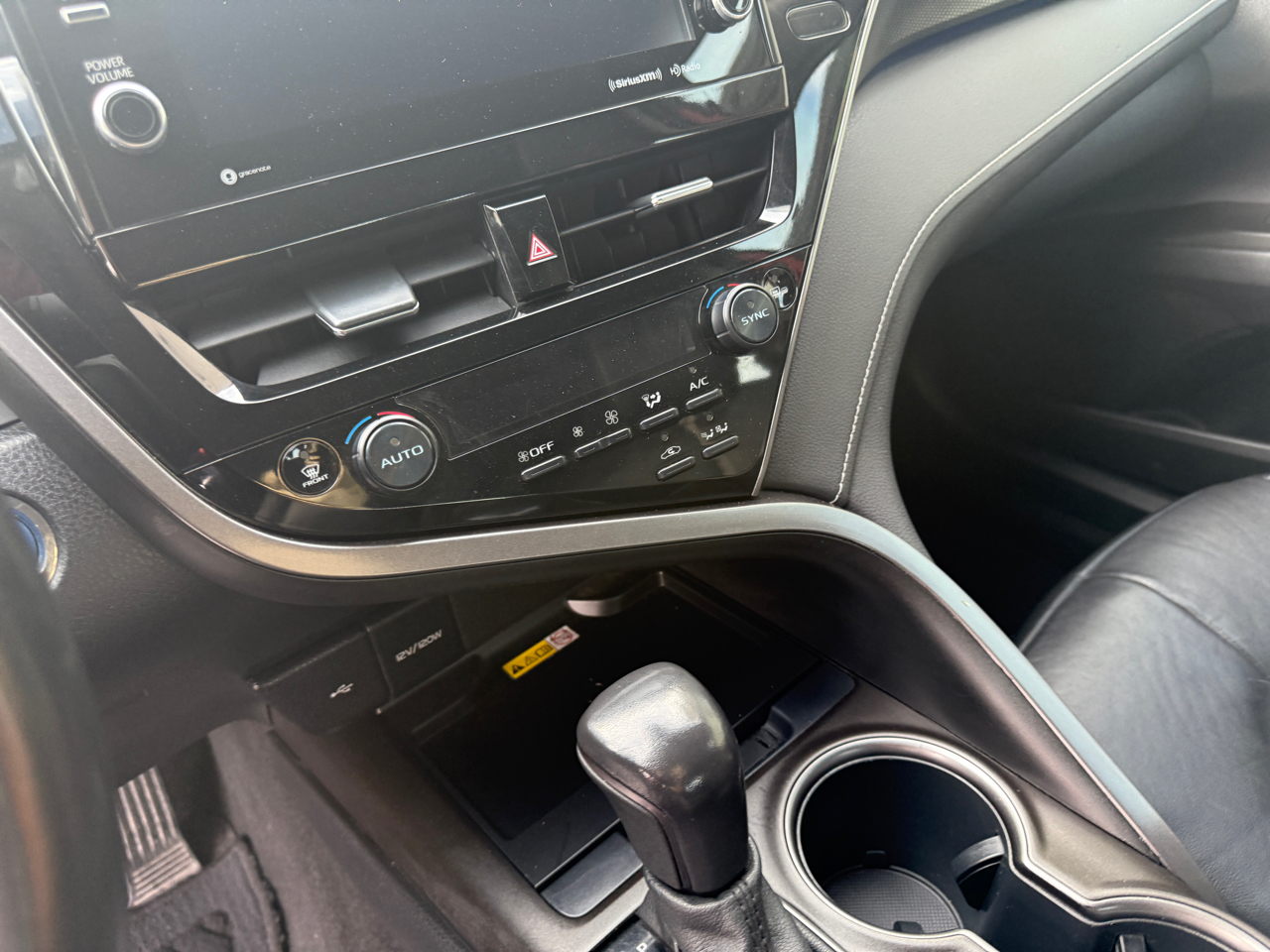 Toyota Camry Hybrid XSE CVT (Natl) 2022