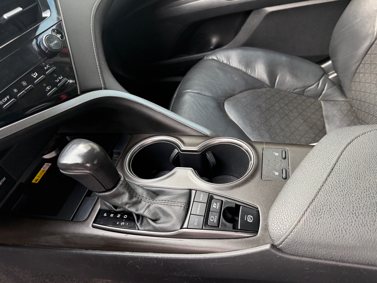 Toyota Camry Hybrid XSE CVT (Natl) 2022