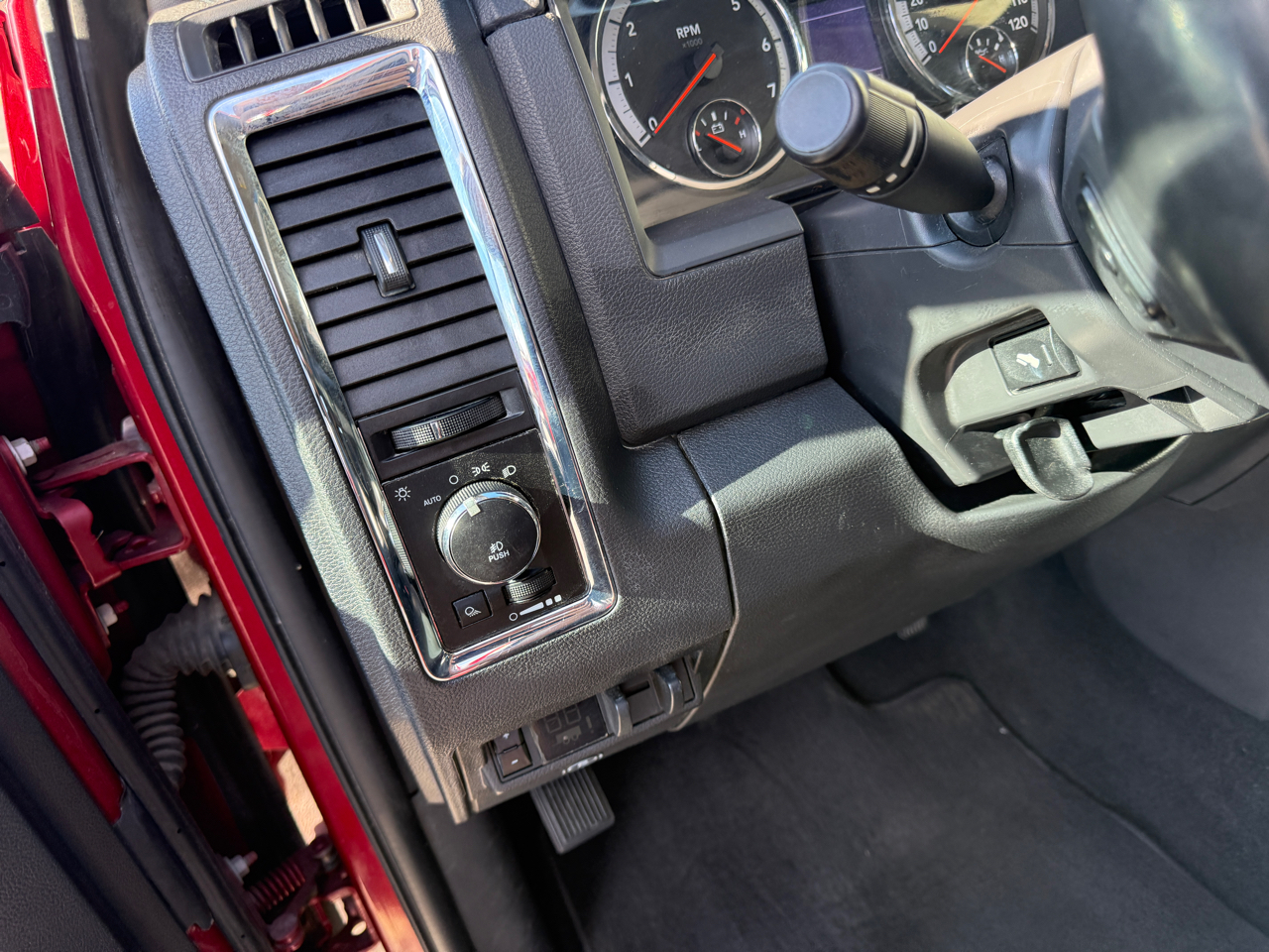 RAM 1500 2WD Quad Cab 140.5" Laramie 2012