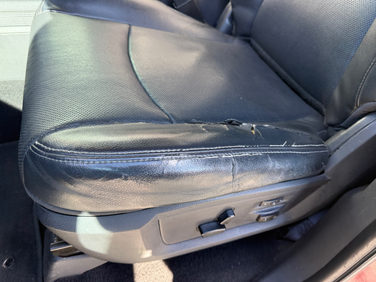 RAM 1500 2WD Quad Cab 140.5" Laramie 2012