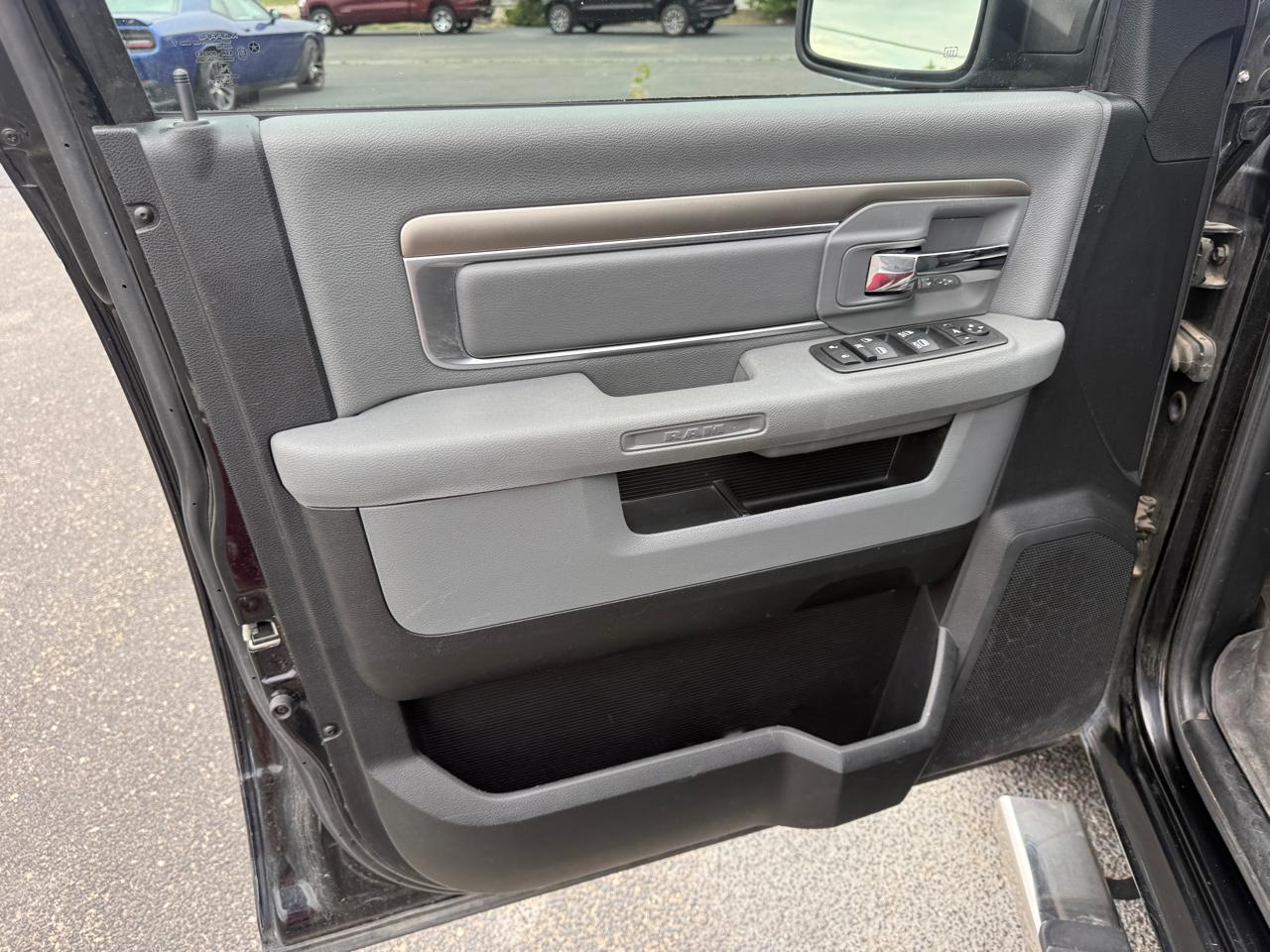 RAM 1500 4WD Crew Cab 140.5" Big Horn 2014