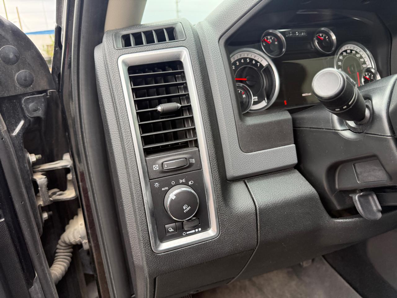 RAM 1500 4WD Crew Cab 140.5" Big Horn 2014