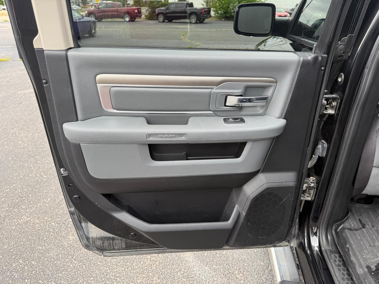 RAM 1500 4WD Crew Cab 140.5" Big Horn 2014