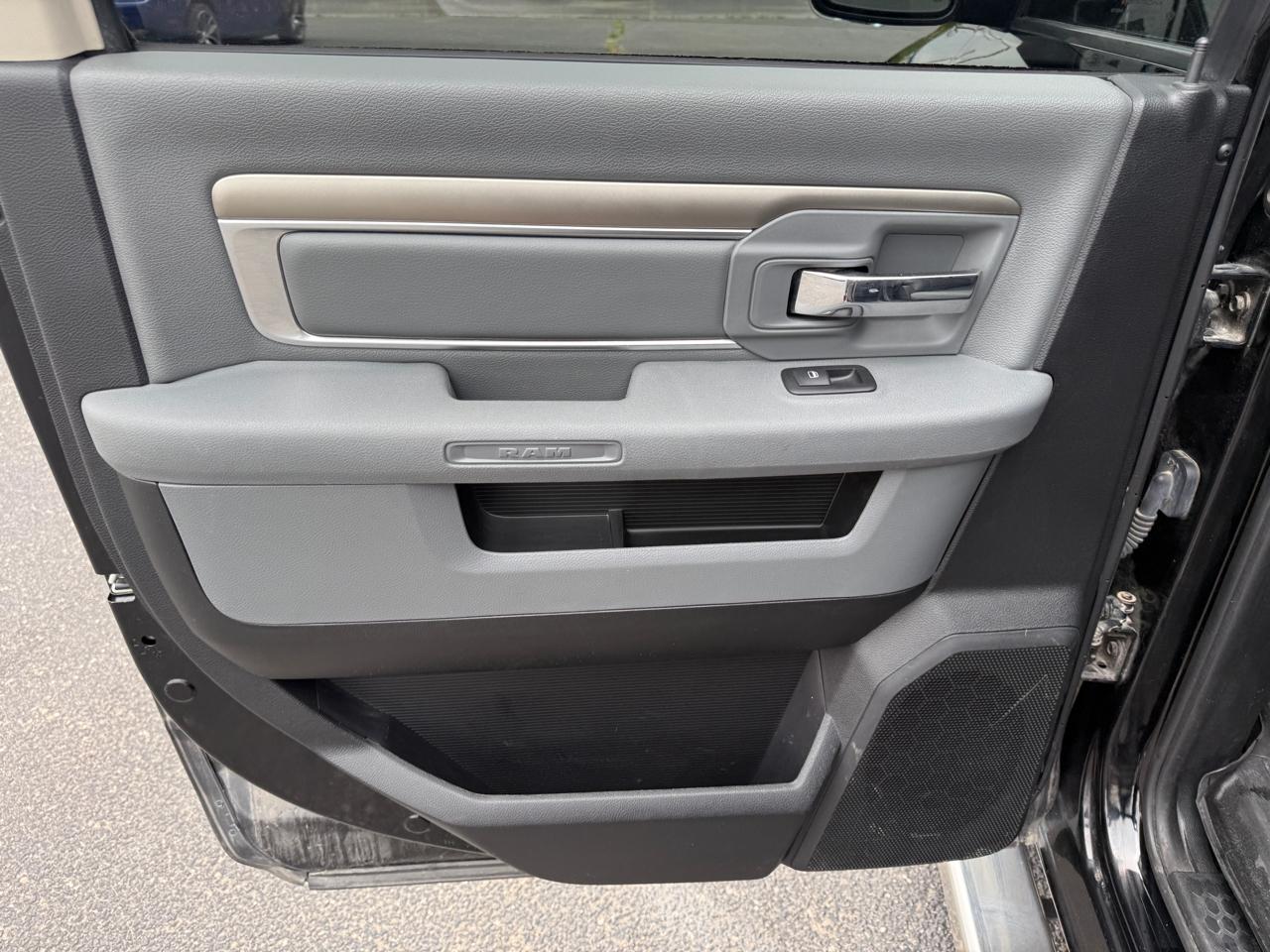 RAM 1500 4WD Crew Cab 140.5" Big Horn 2014