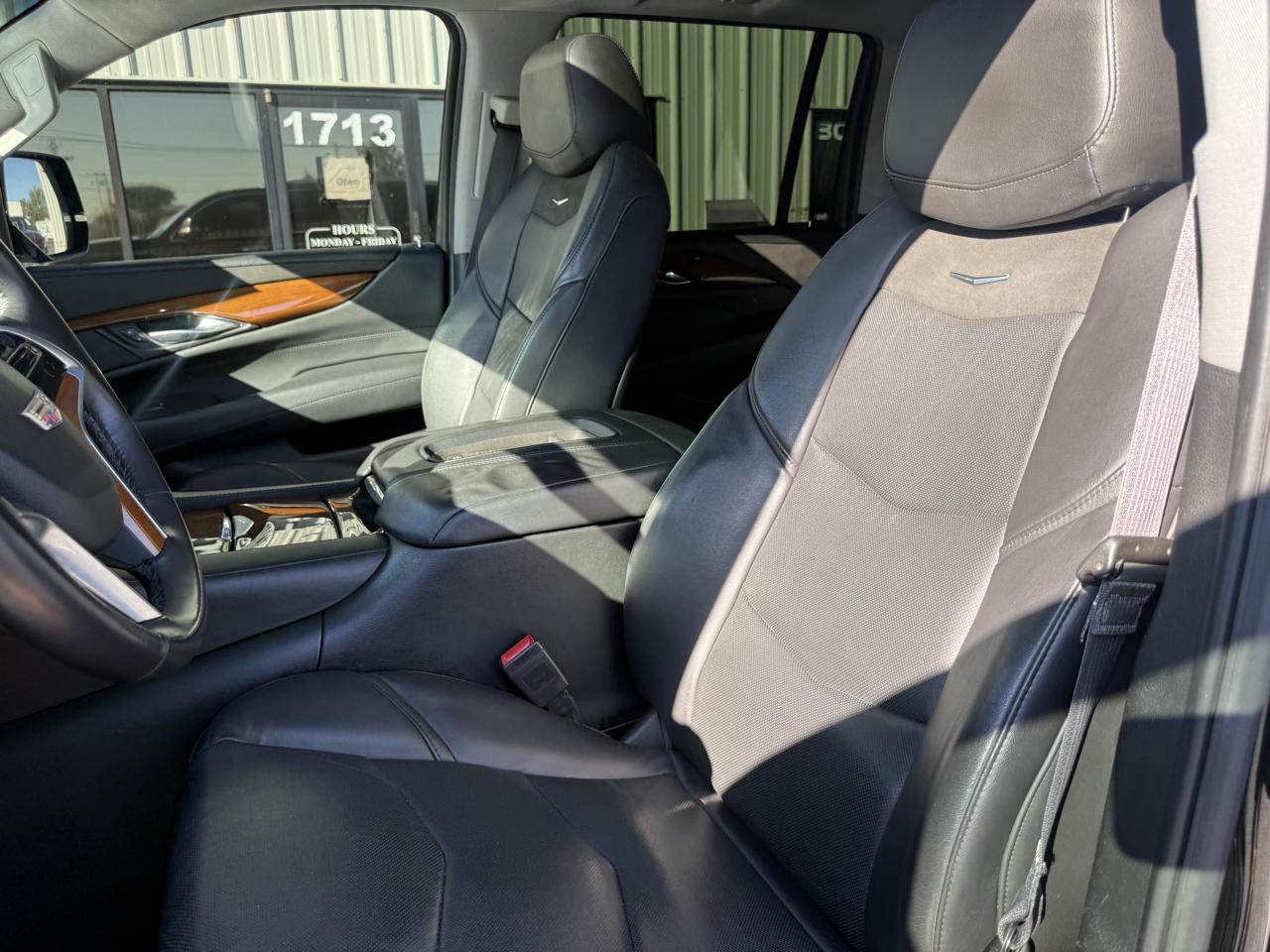 Cadillac Escalade ESV 4WD 4dr Premium Luxury 2017
