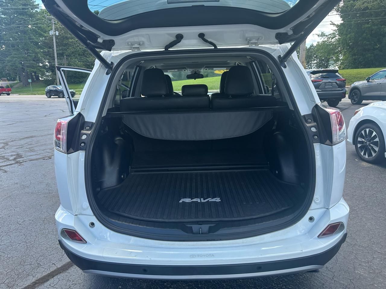 Toyota RAV4 Hybrid XLE 2017