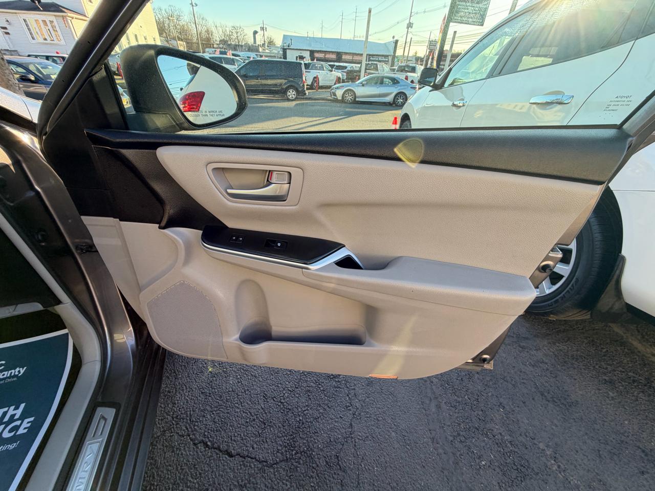 Toyota Camry LE Auto (Natl) 2017