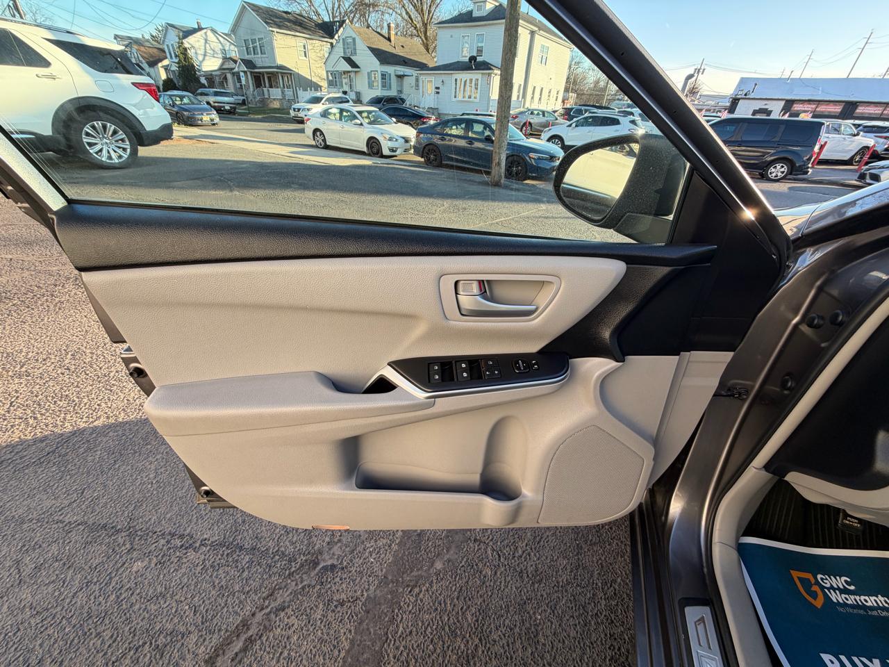 Toyota Camry LE Auto (Natl) 2017