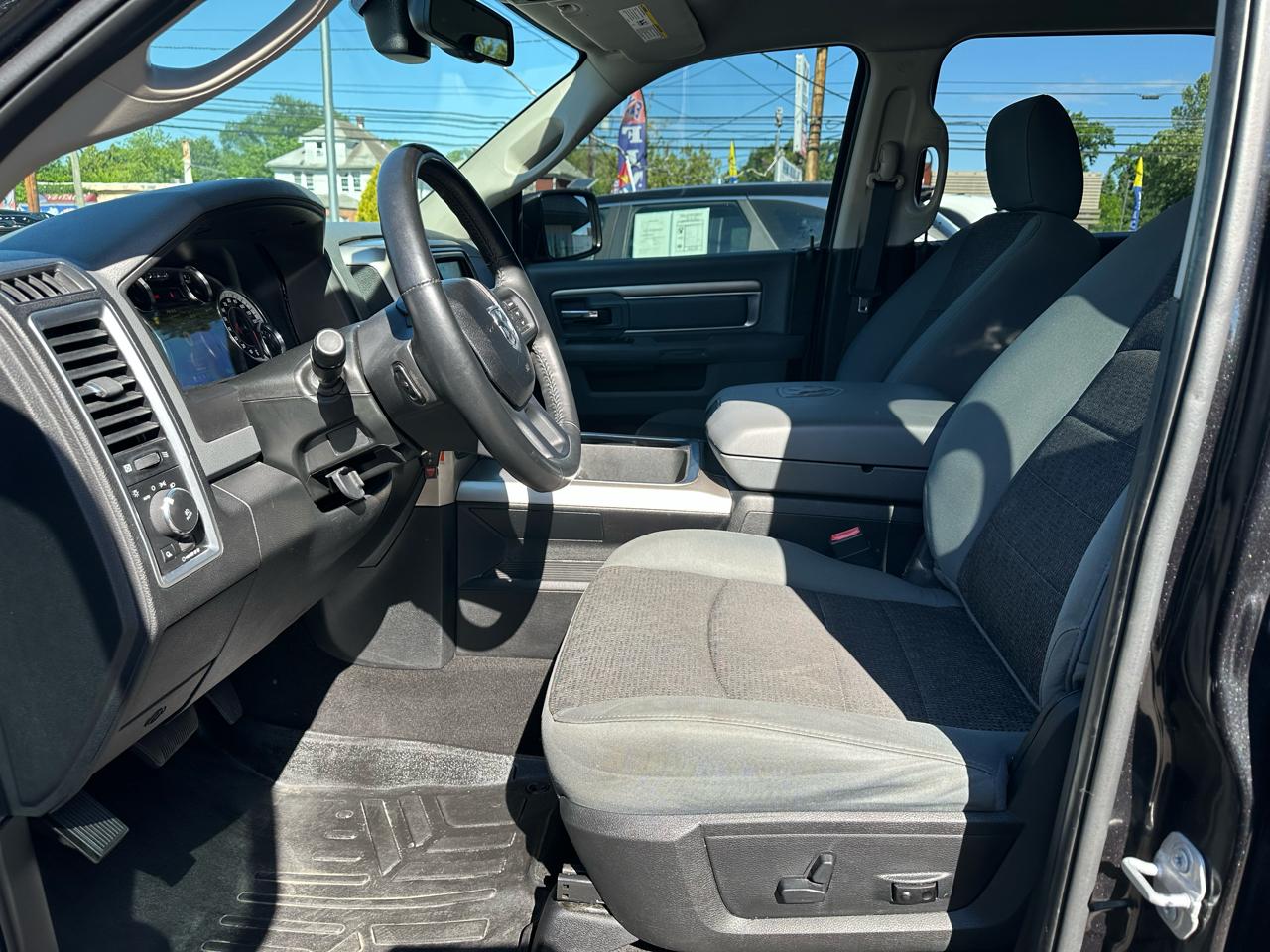 RAM 1500 Big Horn 4x4 Crew Cab 5'7" Box 2017