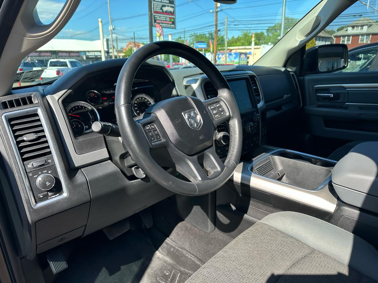 RAM 1500 Big Horn 4x4 Crew Cab 5'7" Box 2017