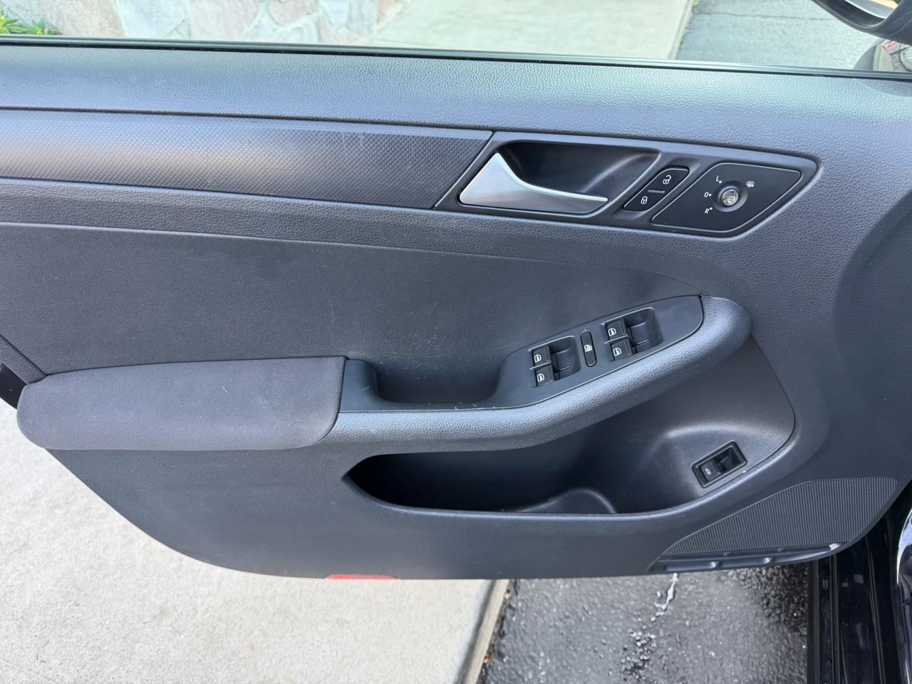 Volkswagen Jetta Sedan 4dr Auto S 2012