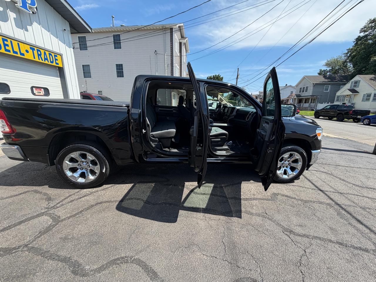 RAM 1500 Big Horn 4x4 Crew Cab 5'7" Box 2020