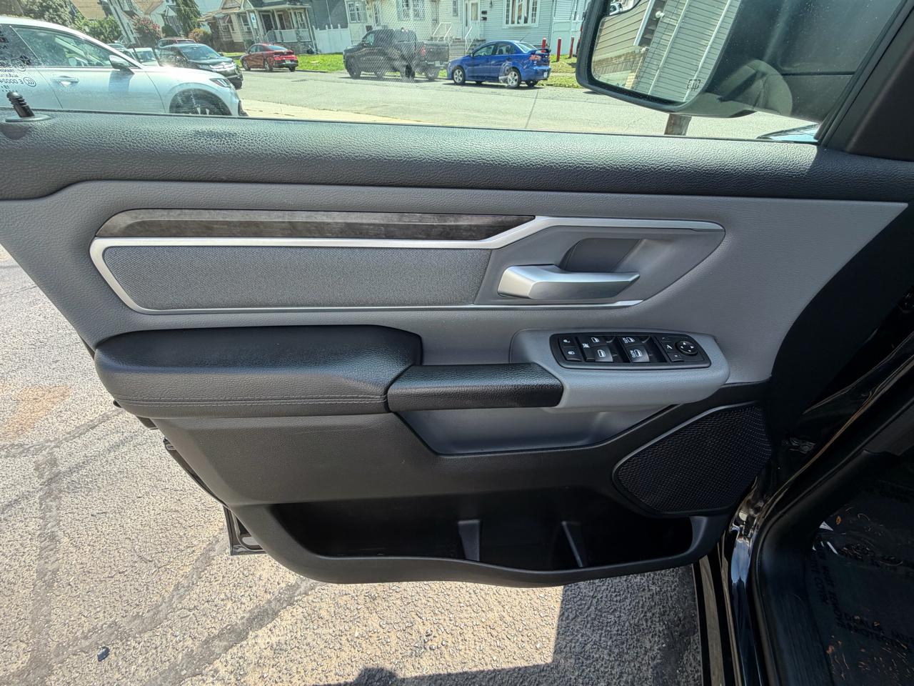 RAM 1500 Big Horn 4x4 Crew Cab 5'7" Box 2020