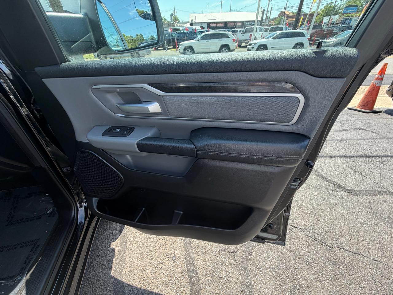 RAM 1500 Big Horn 4x4 Crew Cab 5'7" Box 2020