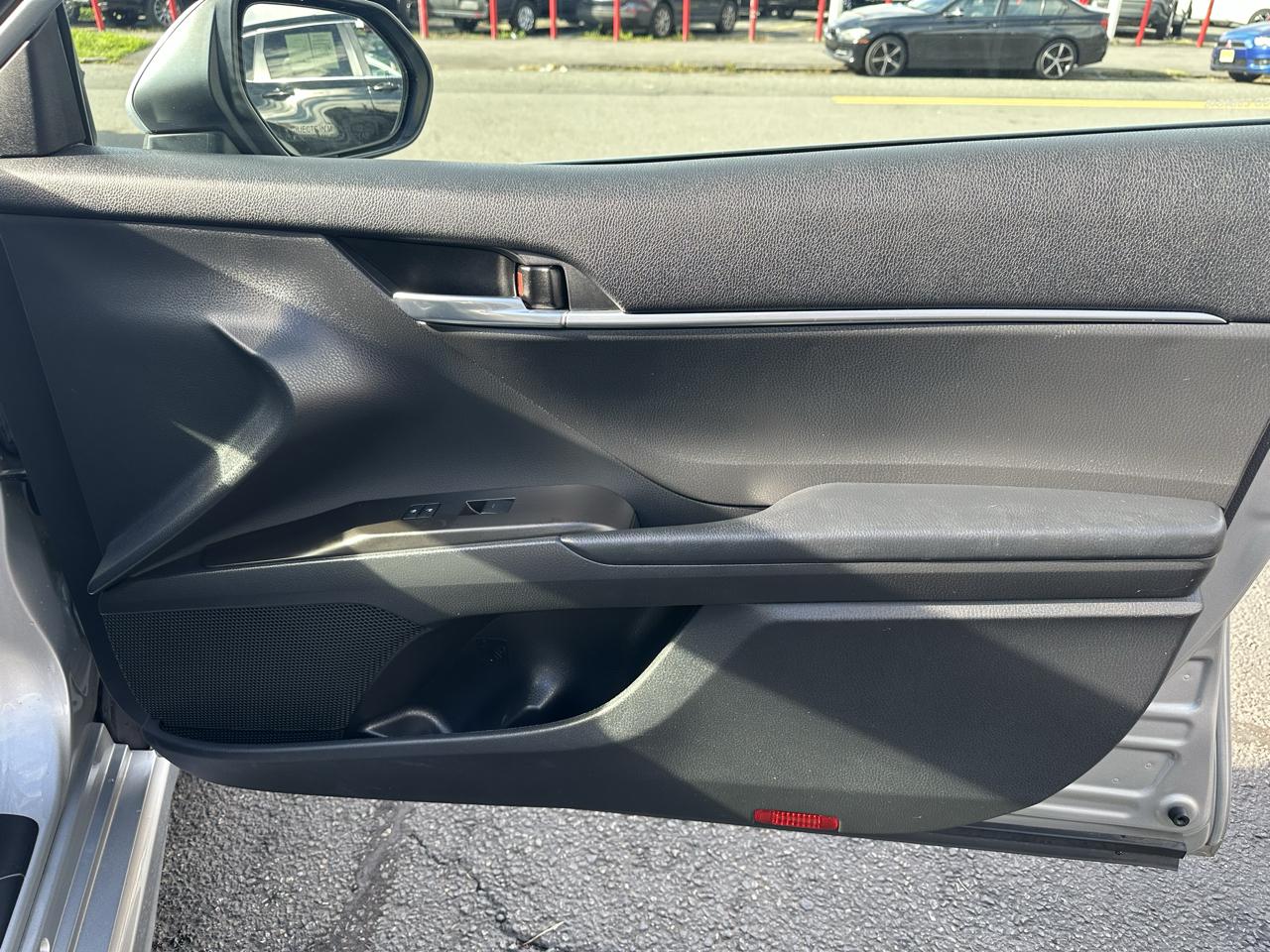 Toyota Camry SE Auto AWD (Natl) 2021