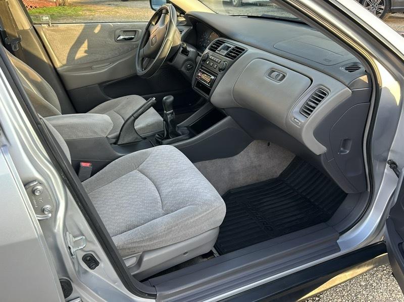 Honda Accord DX sedan 2001