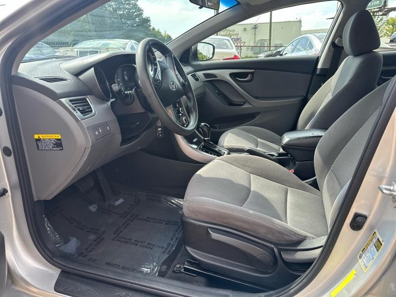 Hyundai Elantra SE 6AT 2015