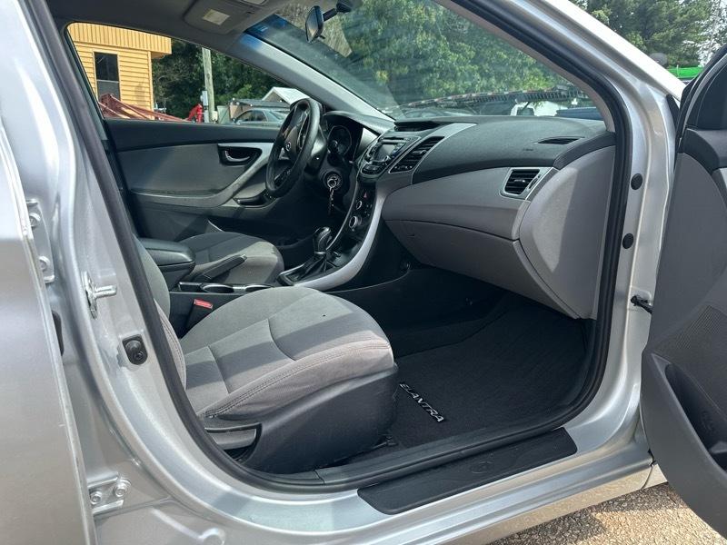 Hyundai Elantra SE 6AT 2015