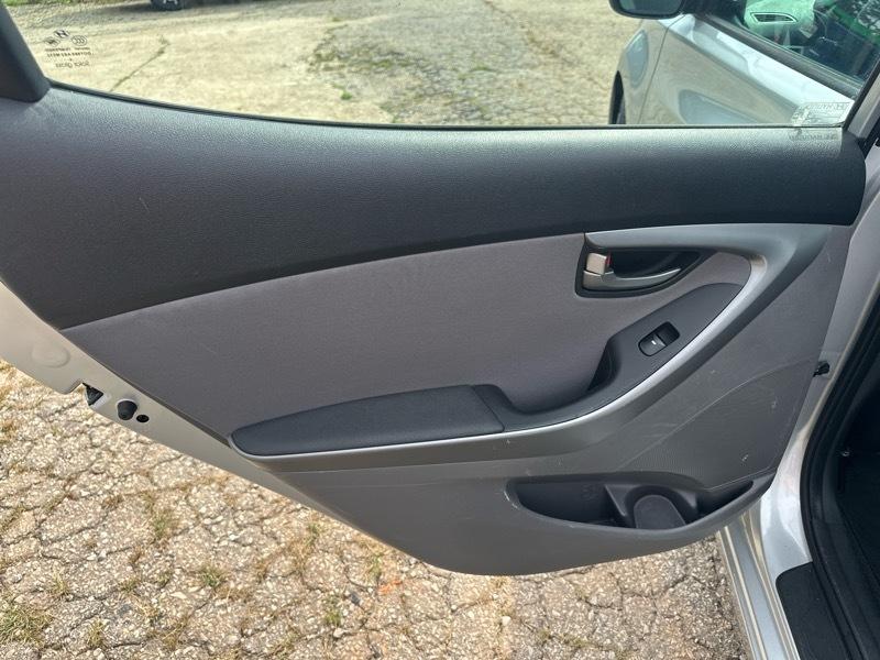 Hyundai Elantra SE 6AT 2015