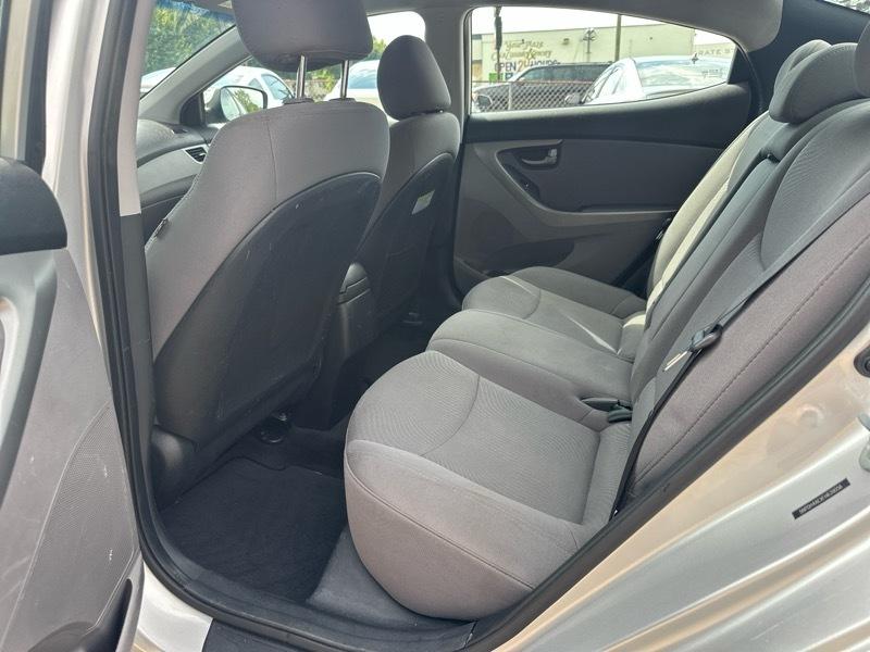 Hyundai Elantra SE 6AT 2015