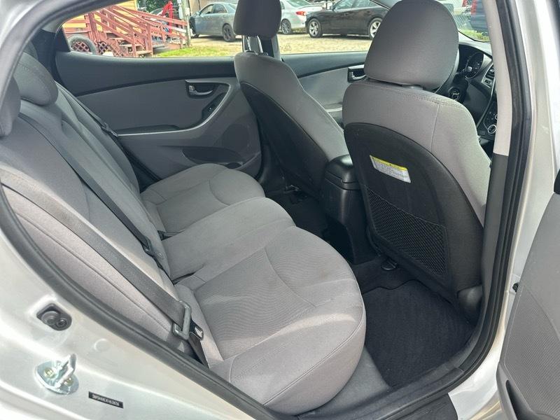 Hyundai Elantra SE 6AT 2015