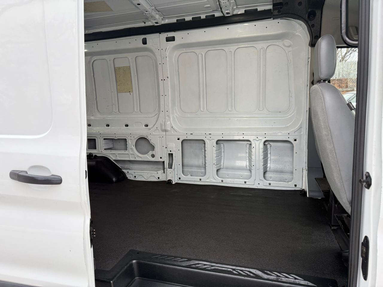 Ford Transit Van T-250 148" Med Rf 9000 GVWR Sliding RH Dr 2018