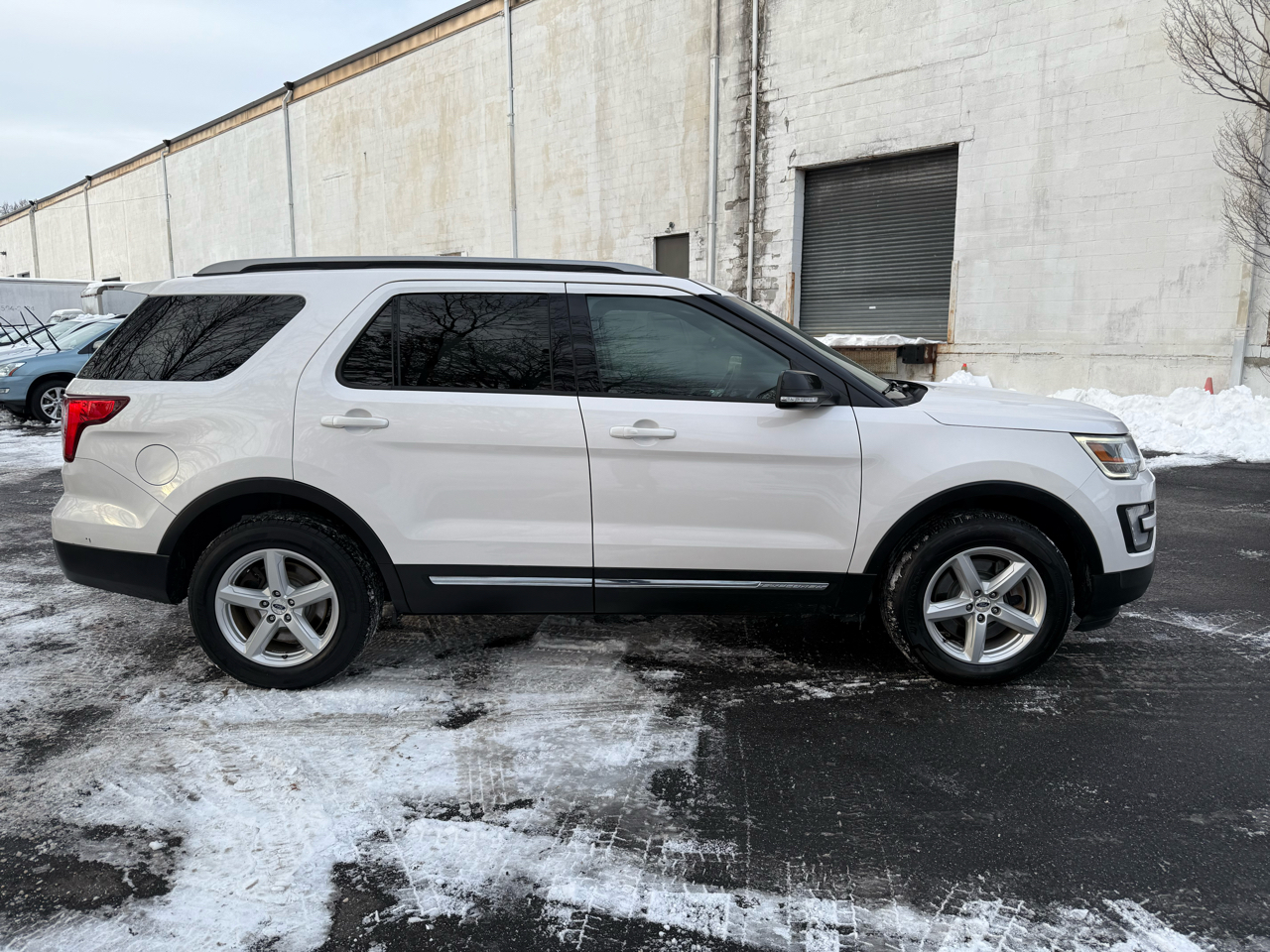 Ford Explorer XLT 4-Door 4WD 2017