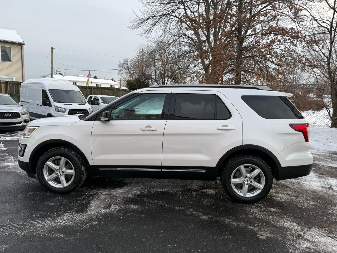 Ford Explorer XLT 4-Door 4WD 2017