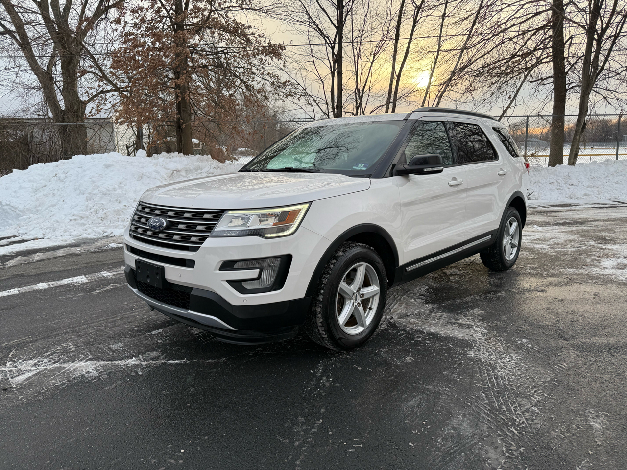 Ford Explorer XLT 4-Door 4WD 2017